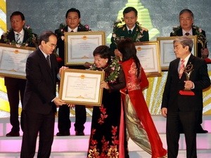Nguyen Thien Nhan, Deputy Prime Minister confers the National Quality Award to 96 enterprises (Photo:VNA)